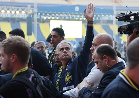 HLV Mourinho chưa bao giờ hết 'hot'- Ảnh 2. Mourinho vẫy tay chào các CĐV Fenerbahce - Ảnh: REUTERS