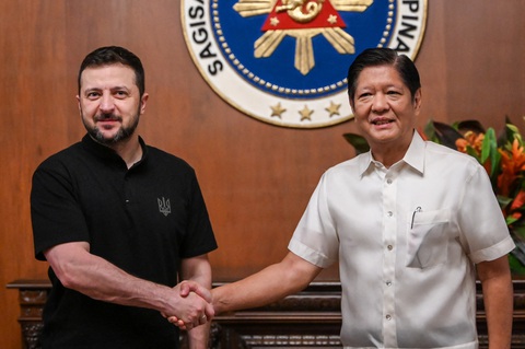 Tổng thống Ukraine Volodymyr Zelensky (trái) đích thân đến Manila để gặp người đồng cấp Philippines Ferdinand Marcos Jr. ngày 3-6 - Ảnh: REUTERS Tổng thống Ukraine Volodymyr Zelensky (trái) đến Manila gặp người đồng cấp Philippines Ferdinand Marcos Jr. ngày 3-6 - Ảnh: REUTERS