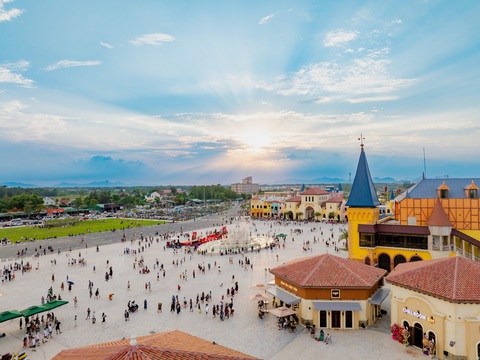 Khu phố thương mại VinWonders Cửa Hội đón lượng khách lớn ngày khai trương- Ảnh 3. Hoạt động kinh doanh tại VinWonders Cửa Hội được nhận định sẽ đạt được nhiều triển vọng trong tương lai nhờ những lợi thế vượt trội. Ảnh: Đ.H