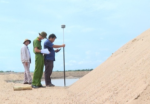 Khởi tố phó giám đốc doanh nghiệp khai thác cát tại Gia Lai- Ảnh 1. Cơ quan điều tra kiểm tra khu vực tập kết cát tại Công ty cổ phần xây dựng Tây Nguyên Gia Lai - Ảnh: TRUNG NAM