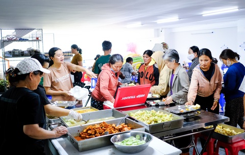 Quán cơm 2.000 đồng sưởi ấm bệnh nhân nghèo- Ảnh 3. Ngay khi vừa mở cửa, dòng người đã xếp hàng đến nhận cơm trưa tại quán cơm 2.000 đồng trước Bệnh viện Đa khoa tỉnh Gia Lai - Ảnh: TẤN LỰC