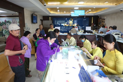 Giá vàng giảm nhanh trong vài phút, còn 81 triệu đồng/lượng- Ảnh 2. Khách tại tiệm vàng sáng nay - Ảnh: PHƯƠNG QUYÊN