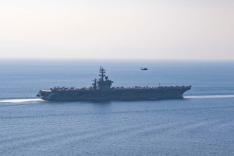 Tàu sân bay Mỹ Eisenhower ở lại Biển Đỏ thêm 1 tháng- Ảnh 1. Tàu sân bay USS Dwight D. Eisenhower của Mỹ đi qua eo biển Hormuz vào tháng 11-2023 - Ảnh: AFP