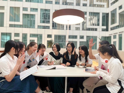 Những người trẻ đi học 'ngoại ngữ hiếm' Ả Rập, Ấn Độ, Phần Lan...- Ảnh 1. Cô Phan Thanh Huyền (thứ 5 từ trái sang) đang chia sẻ cùng các bạn du học sinh Việt Nam tại Đại học Kuwait - Ảnh: NVCC