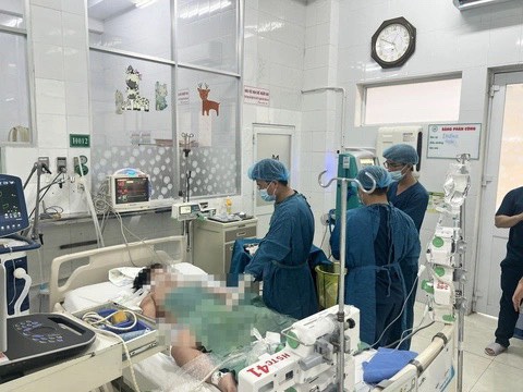 Vụ ngộ độc bánh mì ở Đồng Nai: Bé trai đã tử vong- Ảnh 1. Một bệnh nhi bị ngộ độc ở Đồng Nai - Ảnh: Tư liệu