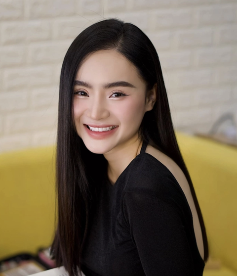 Trong khi Angela Phương Trinh gây ồn ào, em gái Phương Trang làm gì?- Ảnh 1. Sau khi rút lui khỏi làng giải trí, Phương Trang tránh xa những ồn ào, tập trung vào công việc kinh doanh.