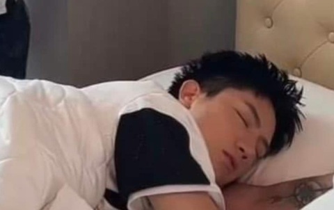Ca sĩ 'Tếu' Anh Tú tranh thủ 'họp fan' khi đi mua sắm- Ảnh 1. Khoảnh khắc ngủ