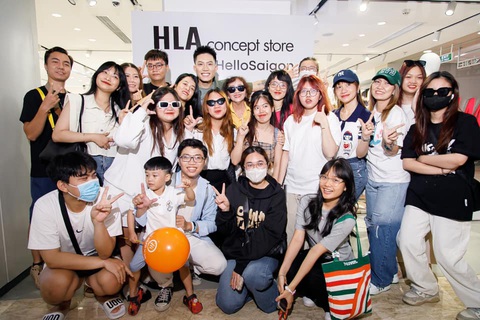 Ca sĩ 'Tếu' Anh Tú tranh thủ 'họp fan' khi đi mua sắm- Ảnh 5. Dù bị soi từng khoảnh khắc, Anh Tú vui vẻ giao lưu và