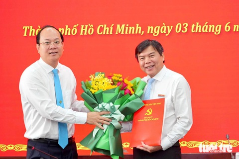 Ông Tăng Hữu Phong làm phó Ban Tuyên giáo Thành ủy TP.HCM- Ảnh 1. Phó bí thư Thường trực Thành ủy TP.HCM Nguyễn Hồ Hải trao quyết định cho ông Tăng Hữu Phong - Ảnh: HỮU HẠNH