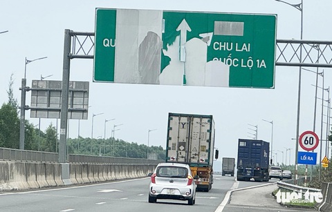 Biển báo cao tốc Đà Nẵng - Quảng Ngãi hư hỏng: Đã nhiều lần đôn đốc sửa chữa- Ảnh 1. Biển báo trên cao tốc Đà Nẵng - Quảng Ngãi đoạn qua huyện Núi Thành, Quảng Nam bị hư hỏng, bong tróc - Ảnh: LÊ TRUNG