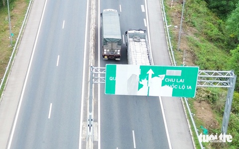 Biển báo cao tốc Đà Nẵng - Quảng Ngãi hư hỏng: Đã nhiều lần đôn đốc sửa chữa- Ảnh 4. Một biển báo không hiểu nội dung chỉ dẫn là gì - Ảnh: LÊ TRUNG