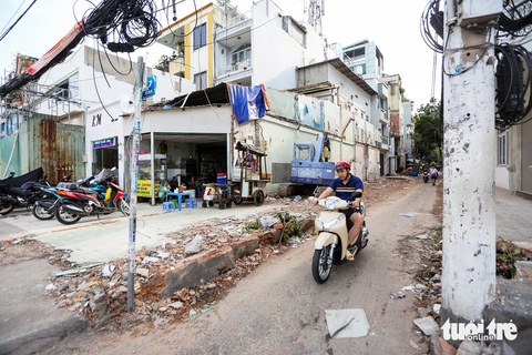 Ngõ nhỏ, phố nhỏ: Phải biết lo để sống an toàn- Ảnh 5. Hẻm 127 Hoàng Hoa Thám (phường 13, quận Tân Bình, TP.HCM) bao nhiêu năm qua nhỏ hẹp, kẹt xe liên tục, nay được mở rộng theo đường Hoàng Hoa Thám nâng cấp (ảnh chụp chiều 2-6) - Ảnh: PH.QUYÊN