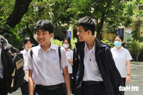 Đề toán thi vào lớp 10 Đà Nẵng phân hóa cao, thí sinh lo lắng- Ảnh 1. Thí sinh rời điểm thi Trường THPT Trần Phú trưa 3-6 - Ảnh: ĐOÀN NHẠN