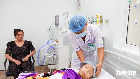 ‘Con còn lắp chân giả được không mẹ?’- Ảnh 1. Em N.T.A.T. - học sinh lớp 6 Trường THCS và THPT U Minh Thượng - bị tai nạn giao thông và điều trị bệnh viện - Ảnh: CHÍ CÔNG