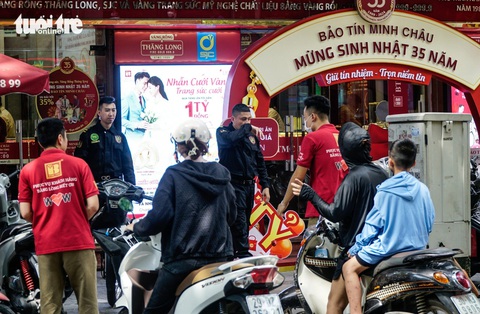 Trước giờ vàng bán bình ổn, tiệm vàng mua chỉ 79 triệu đồng- Ảnh 1. Sáng nay 3-6, giá vàng miếng SJC giảm sâu, đa phần khách đến tham khảo đợi chiều ra ngân hàng mua - Ảnh: NGUYỄN HIỀN