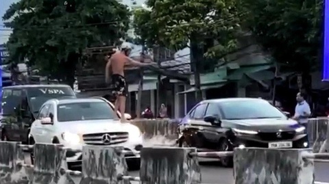 Người Nga gây náo loạn, nhảy lên đầu xe hơi ở Nha Trang- Ảnh 1. Người đàn ông Nga chặn xe, nhảy lên ca pô xe hơi ở Nha Trang - Ảnh cắt từ clip