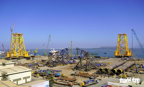 Phát triển điện gió ngoài khơi: Nhiều tiềm năng nhưng thiếu quy hoạch, cơ chế- Ảnh 1. Lắp ráp chân đế điện gió ngoài khơi tại Vũng Tàu do Tổng công ty PTSC thực hiện - Ảnh: Đ.H.