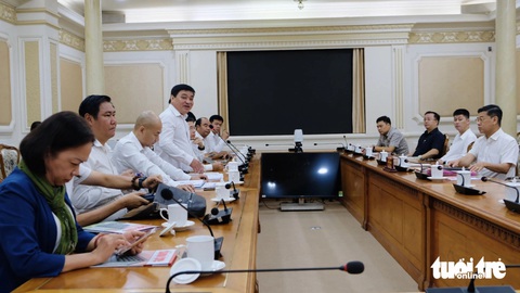 Phó chủ tịch UBND TP.HCM: 'Lễ hội không tiền mặt' rất ý nghĩa, không lý gì TP không hỗ trợ- Ảnh 1. Ông Lê Thế Chữ - tổng biên tập báo Tuổi Trẻ (đứng) - báo cáo về chuỗi hoạt động Ngày không tiền mặt 2024 - Ảnh: BÔNG MAI