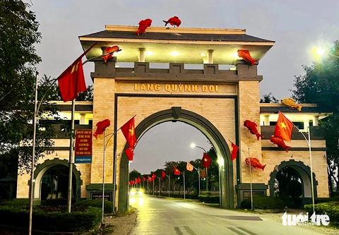 Trình trung ương chưa sáp nhập quê hương 'Bà chúa thơ Nôm'- Ảnh 1. Một góc cổng làng xã Quỳnh Đôi, Nghệ An về khuya - Ảnh: DOÃN HÒA