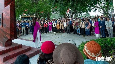 Trình trung ương chưa sáp nhập quê hương 'Bà chúa thơ Nôm'- Ảnh 3. Du khách ghé tham quan làng Quỳnh Đôi, xã Quỳnh Đôi, huyện Quỳnh Lưu - Ảnh: DOÃN HÒA