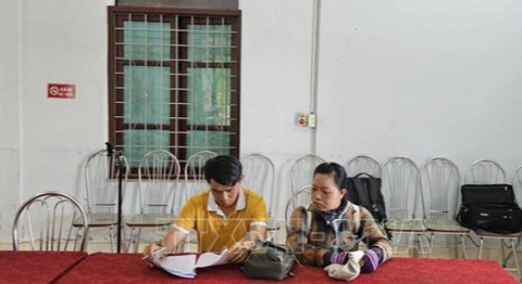 Lực lượng chức năng làm việc với các đối tượng thông tin sau lệch về ông Lê Anh Tú (Thích Minh Tuệ). Ảnh: Mai Trang - TTXVN Lực lượng chức năng làm việc với những người thông tin sai lệch về ông Lê Anh Tú (Thích Minh Tuệ) - Ảnh: TTXVN