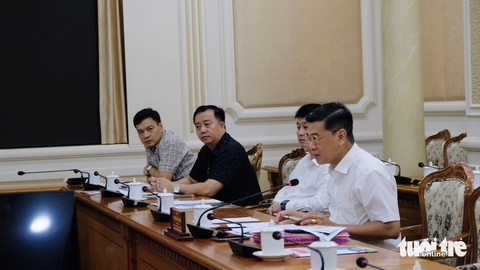 Phó chủ tịch UBND TP.HCM: 'Lễ hội không tiền mặt' rất ý nghĩa, không lý gì TP không hỗ trợ- Ảnh 2. Ông Nguyễn Văn Dũng - phó chủ tịch UBND TP.HCM (thứ nhất, bên phải) - đề nghị Sở Công Thương, báo Tuổi Trẻ, các cơ quan ban ngành, quận huyện phải tuyên truyền mạnh, để hoạt động thanh toán không tiền mặt phát triển mạnh mẽ hơn, không chỉ dừng lại ở ngày hội, mang đến lợi ích thiết thực cho người dân - Ảnh: BÔNG MAI
