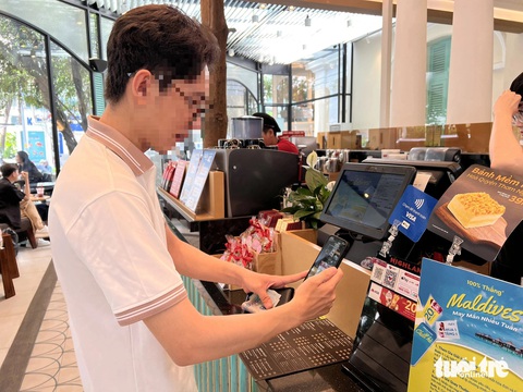 Ở TP.HCM, lương 10 triệu mỗi tháng tiết kiệm 3 triệu, liệu có sống được?- Ảnh 3. Hạn chế chi tiêu, mua sắm hết mức may ra mới dám nghĩ đến việc tiết kiệm - Ảnh: TRIỆU VÂN