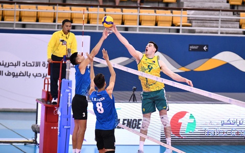 Thua trắng Úc, bóng chuyền nam Việt Nam vẫn còn cửa đi tiếp tại AVC Challenge Cup- Ảnh 1. Tuyển Úc (áo vàng) tỏ ra vượt trội trước tuyển bóng chuyền nam Việt Nam - Ảnh: AVC