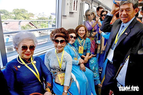 Kiều bào trải nghiệm tuyến metro Bến Thành - Suối Tiên - Ảnh: HỮU HẠNH Kiều bào trải nghiệm tuyến metro Bến Thành - Suối Tiên trong khuôn khổ sự kiện Xuân quê hương tháng 2-2024 - Ảnh: HỮU HẠNH