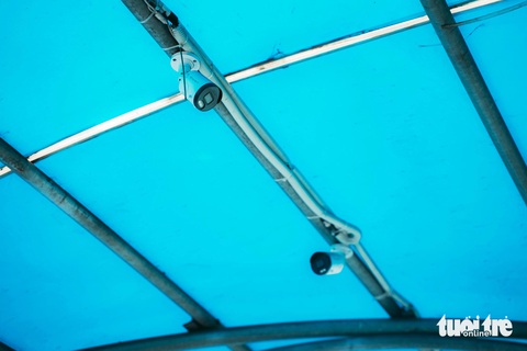 Cầu vượt bộ hành quốc lộ 22 được công an phường Trung Mỹ Tây, quận 12 lắp đặt hệ thống giám sát, đảm bảo an ninh trật tự trên cầu - Ảnh: THANH HIỆP Cầu vượt bộ hành trước bến xe An Sương được Công an phường Trung Mỹ Tây, quận 12 lắp đặt hệ thống camera giám sát - Ảnh: THANH HIỆP