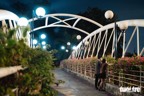 Cầu bộ hành tại công viên Gia Định, quận Gò Vấp thường được các bạn trẻ chọn làm Cầu bộ hành tại công viên Gia Định, quận Gò Vấp thường được các bạn trẻ chọn làm