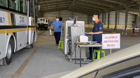 Đăng kiểm quá tải: Nước đã ngập chân- Ảnh 1. Nhân viên đăng kiểm xe cơ giới tại trạm đăng kiểm huyện Nhà Bè, TP.HCM - Ảnh: TỰ TRUNG
