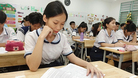 Thi vào lớp 10 tại TP.HCM: Giáo viên chia sẻ bí quyết làm bài thi- Ảnh 3. Học sinh Trường THCS Kim Đồng (Q.5, TP.HCM) ôn thi môn tiếng Anh chuẩn bị cho kỳ thi tuyển sinh lớp 10 - Ảnh: N.H.