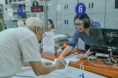 Người dân làm thủ tục liên quan tới lương hưu tại Bảo hiểm xã hội quận Hai Bà Trưng, Hà Nội - Ảnh: HÀ QUÂN Người dân làm thủ tục tại Bảo hiểm xã hội quận Hai Bà Trưng, Hà Nội - Ảnh: HÀ QUÂN