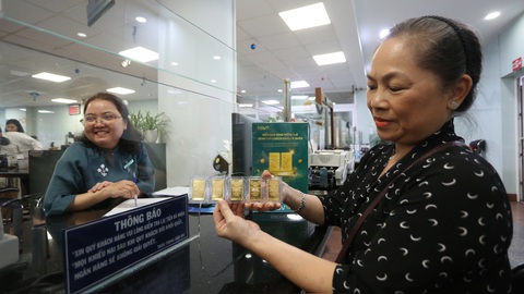 Ngày đầu ngân hàng bán vàng cho dân: Nhiều nơi 'cháy hàng', mới bán 1 tiếng đã hết- Ảnh 4. Bà Nguyễn Thị Thu Hiền (quận 1) mua được 5 lượng vàng tại BIDV chi nhánh TP.HCM sau hơn 30 phút chờ đợi - Ảnh: PHƯƠNG QUYÊN