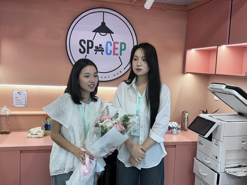 Ái nữ nhà Trịnh Kim Chi khởi nghiệp, không liên quan ngành nghề của mẹ - Ảnh 3. Bội Linh và Khánh Ngân (phải) - con gái NSND Trịnh Kim Chi - 21 tuổi, là bạn học từ cấp 3. Bội Linh (trái) chia sẻ cả hai xây dựng