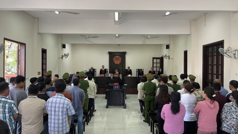 Bị cáo tham gia sới bạc ngồi kín tòa ở Bình Chánh- Ảnh 1. Có đến 45 bị cáo bị Tòa án huyện Bình Chánh xét xử về tội