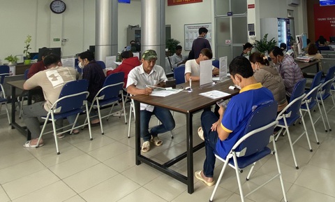 Thiếu vật liệu in giấy phép lái xe, Cần Thơ giãn thời gian cấp mới- Ảnh 1. Làm thủ tục cấp đổi giấy phép lái xe tại Trung tâm phục vụ hành chính công TP Cần Thơ - Ảnh: P.B.