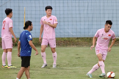 Tiền vệ Hoàng Đức cho biết thể lực của các cầu thủ bị ảnh hưởng do mật độ thi đấu dày đặc của V-League - Ảnh: HOÀNG TÙNG Tiền vệ Hoàng Đức cho biết thể lực của các cầu thủ bị ảnh hưởng do mật độ thi đấu dày đặc của V-League - Ảnh: HOÀNG TÙNG