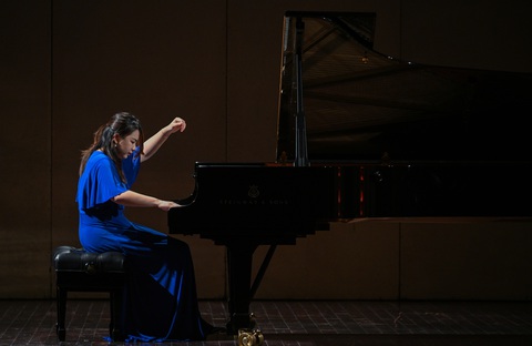 Khán giả vỗ tay không ngớt, thầy trò Đặng Thái Sơn 'đãi' thêm bản piano tám tay- Ảnh 4. Zitong Wang độc tấu trên sân khấu Nhà hát lớn Hà Nội