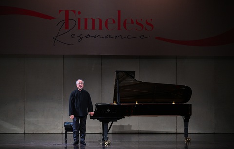 Khán giả vỗ tay không ngớt, thầy trò Đặng Thái Sơn 'đãi' thêm bản piano tám tay- Ảnh 8. Đêm nhạc nằm trong tour lưu diễn vòng quanh thế giới của thầy trò Đặng Thái Sơn