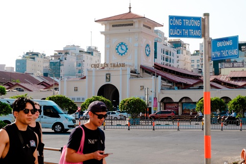 Khởi công cải tạo cảnh quan trước chợ Bến Thành vào ngày 1-10- Ảnh 1. Khởi công cải tạo cảnh quan trước chợ Bến Thành vào ngày 1-10 - Ảnh: PHƯƠNG NHI