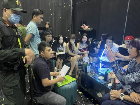 Hàng trăm người 'quẩy' trong quán bar A Plus, 15 người dương tính ma túy- Ảnh 2. Cảnh sát tiến hành kiểm tra, phân loại những
