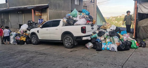 Ford Ranger bị biến thành 'xe rác' khi đỗ ngang ngược- Ảnh 1. Ford Ranger bị biến thành 'xe rác' khi đỗ ngang ngược- Ảnh 1.