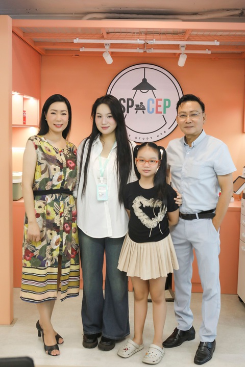 Ái nữ nhà Trịnh Kim Chi khởi nghiệp, không liên quan ngành nghề của mẹ - Ảnh 4. Nghệ sĩ Trịnh Kim Chi cùng ông xã và con gái nhỏ đến ủng hộ dự án khởi nghiệp của con gái lớn nên hình nên dạng. Cô cho biết từ nhỏ không hướng con gái theo nghệ thuật. Cô thích con mình theo ngành y nhưng Ngò lại chọn học Quản trị hàng không và có máu kinh doanh giống ba.