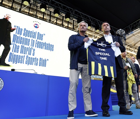 HLV Mourinho chưa bao giờ hết 'hot'- Ảnh 1. HLV Jose Mourinho trở thành HLV trưởng CLB Fenerbahce - Ảnh: REUTERS