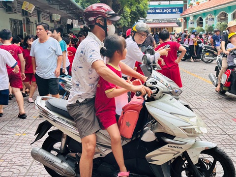 TP.HCM: Lạ đời chuyện phụ huynh Phụ huynh đón con học tại Trường tiểu học Hanh Thông (Gò Vấp). Ảnh chụp tháng 5-2024 - Ảnh: THANH HIỆP