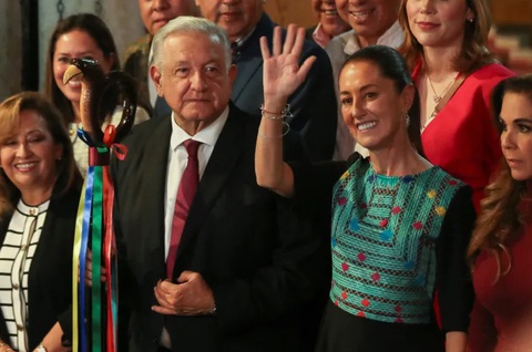 Thách thức rất lớn cho nữ tổng thống đầu tiên của Mexico- Ảnh 2. Bà Claudia Sheinbaum và Tổng thống sắp mãn nhiệm Andres Manuel Lopez Obrador trong buổi lễ tuyên bố bà Sheinbaum là ứng cử viên tổng thống đại diện cho Đảng cầm quyền Morena ngày 7-9-2023 - Ảnh: REUTERS