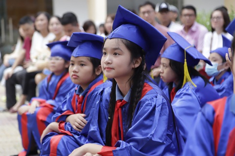 Tuyển sinh lớp 6 Trường Trần Đại Nghĩa: 4.301 học sinh đăng ký, tuyển 350- Ảnh 1. Học sinh lớp 5 ở TP.HCM trong buổi lễ tốt nghiệp tiểu học. Năm nay, những học sinh lớp 6 có nguyện vọng thi tuyển sinh lớp 6 Trường Trần Đại Nghĩa sẽ phải cạnh tranh với tỉ lệ chọi khá cao - Ảnh: NHƯ HÙNG