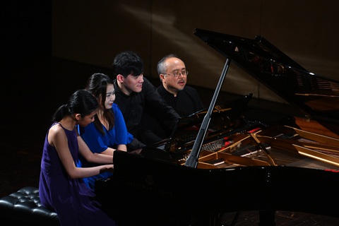 Khán giả vỗ tay không ngớt, thầy trò Đặng Thái Sơn 'đãi' thêm bản piano tám tay- Ảnh 1. Thầy trò Đặng Thái Sơn